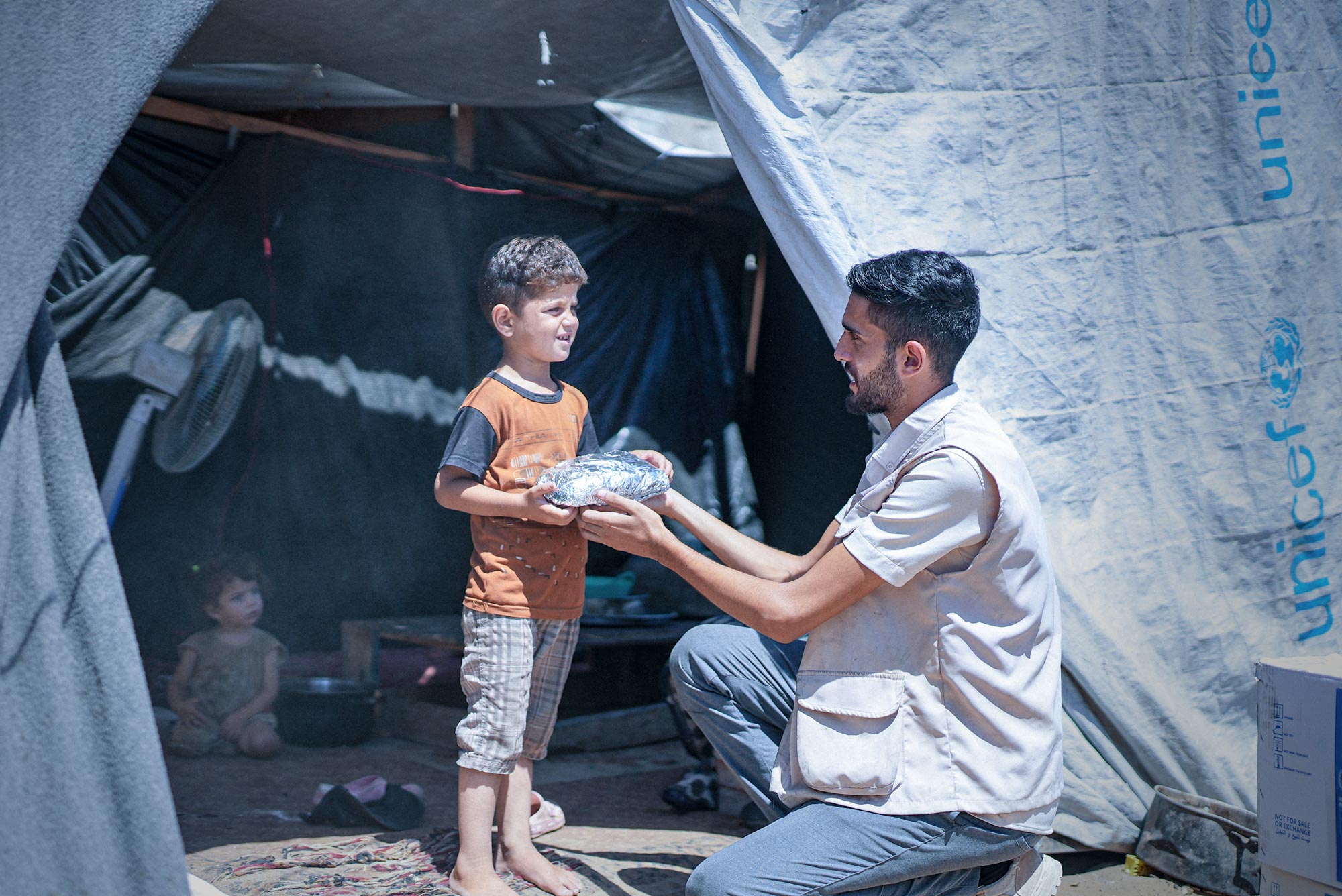 توزيع المواد الإغاثية