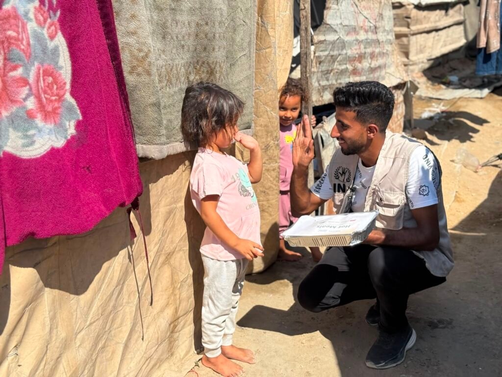 A project to distribute hot meals to displaced people for the benefit of INH