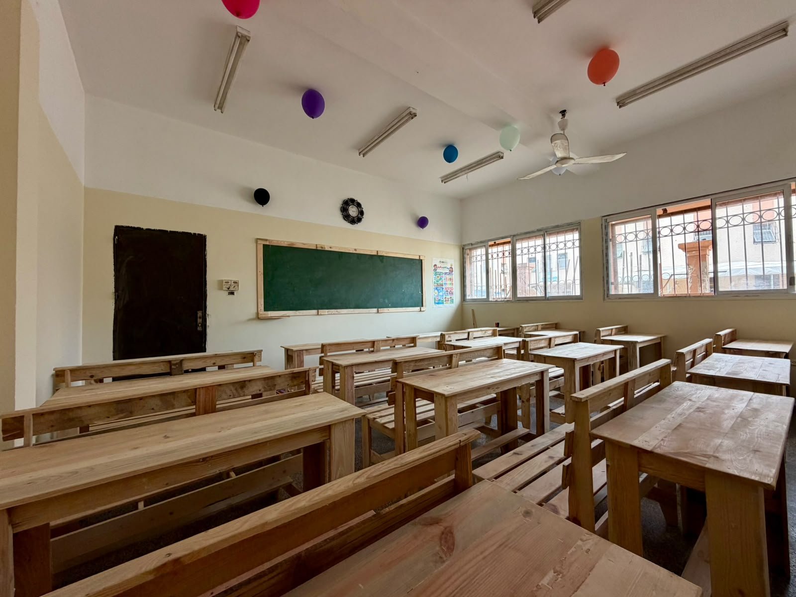 Meja dan kursi kelas